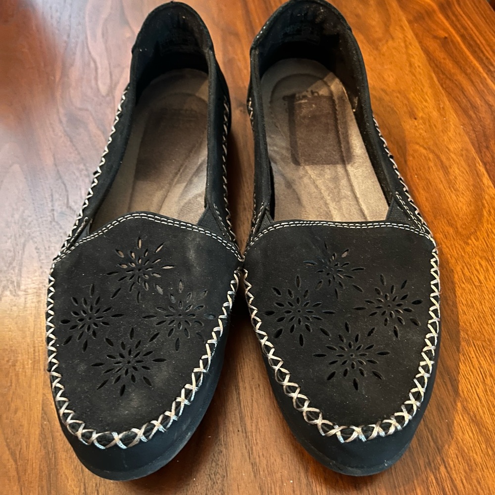 Earth Origins Loralei Perforated Leather slip on black 9.5